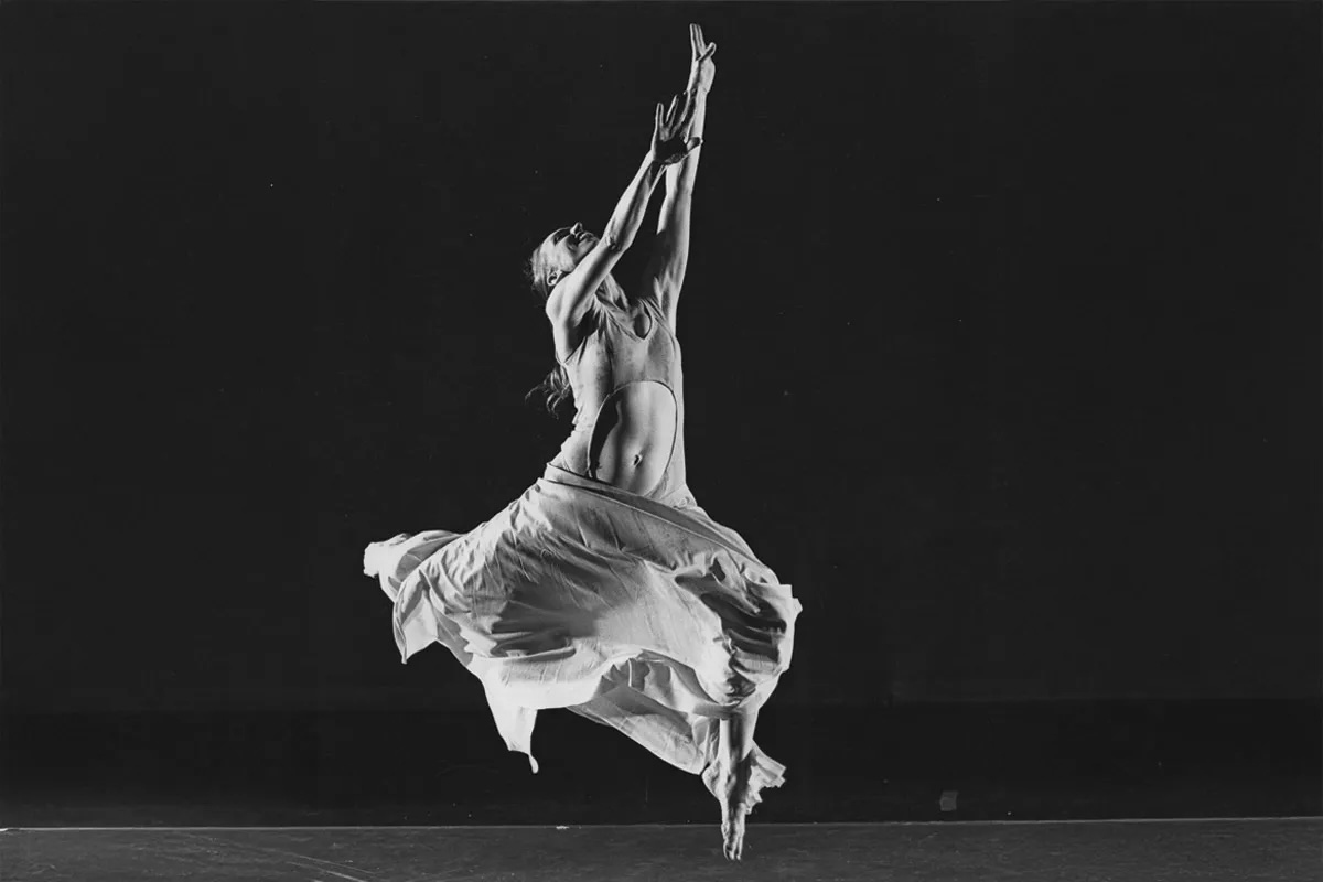 Elizabeth dancing Inside (1974), choreographer Elizabeth Cameron Dalman, photographer Jan Dalman